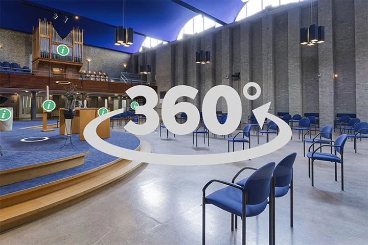 Binnenaanzicht van de kerk met blauwe stoelen en orgel op de achtergrond, voorzien van een groot 360°-symbool in het midden voor een online rondleiding.